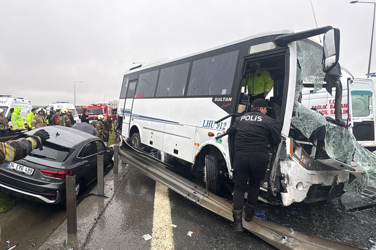 İstanbul\'da polis servisinin de karıştığı zincirleme kaza: 1 polis şehit oldu, 16 kişi yaralandı