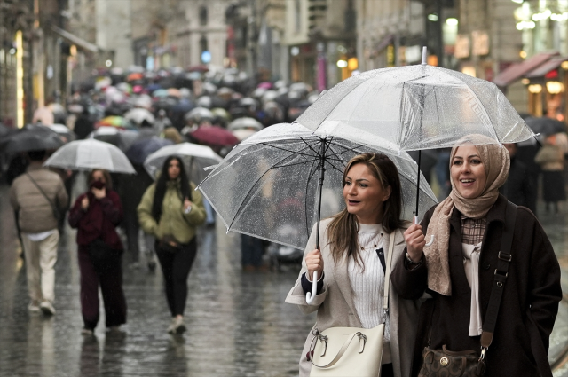 İstanbul'da yağmur durmayacak! AKOM'dan yeni uyarı: Zorunlu olmadıkça çıkmayın