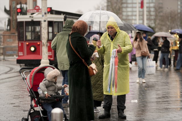 İstanbul'da yağmur durmayacak! AKOM'dan yeni uyarı: Zorunlu olmadıkça çıkmayın