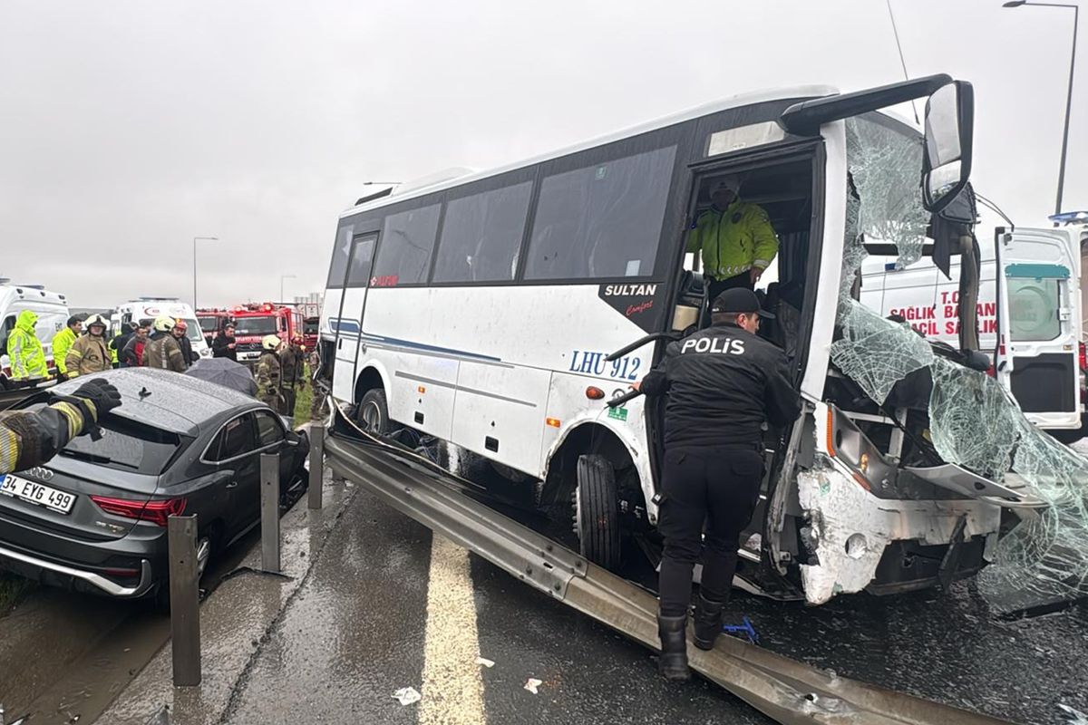 İstanbul\'daki zincirleme kazada mucize! Şehit polis hayata döndü