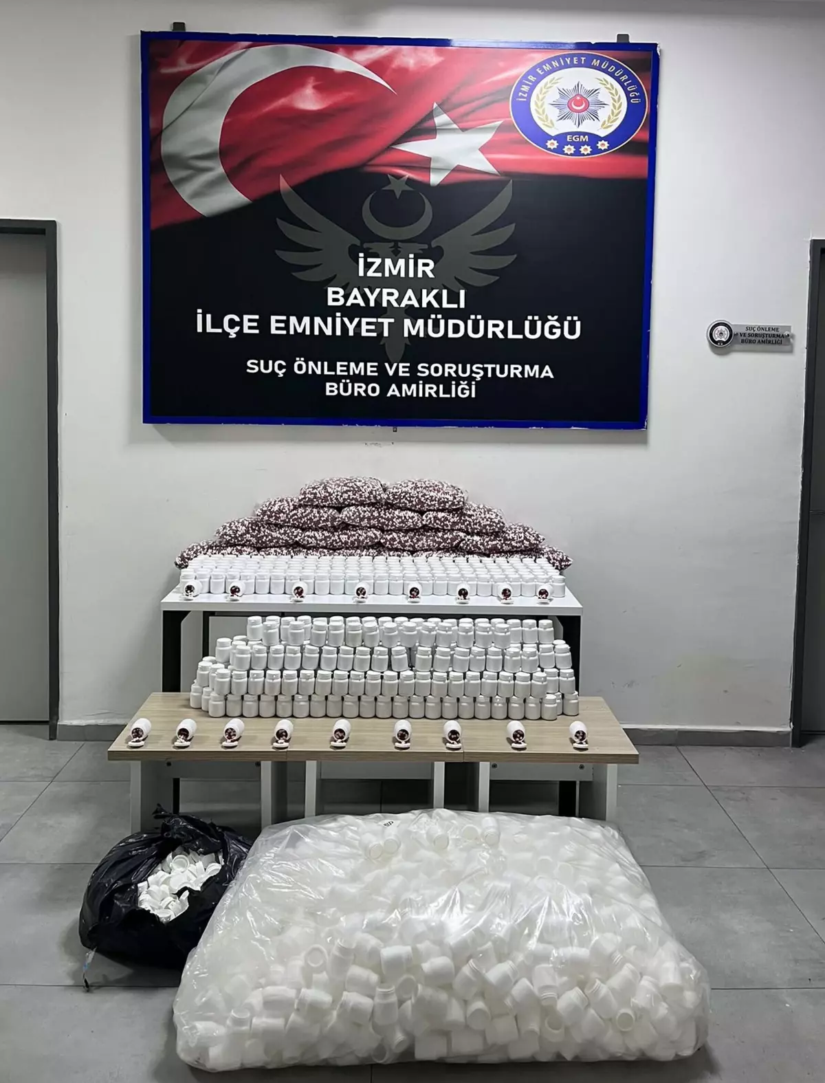 İzmir\'de 80 Bin Sentetik Hap Ele Ge geçirildi