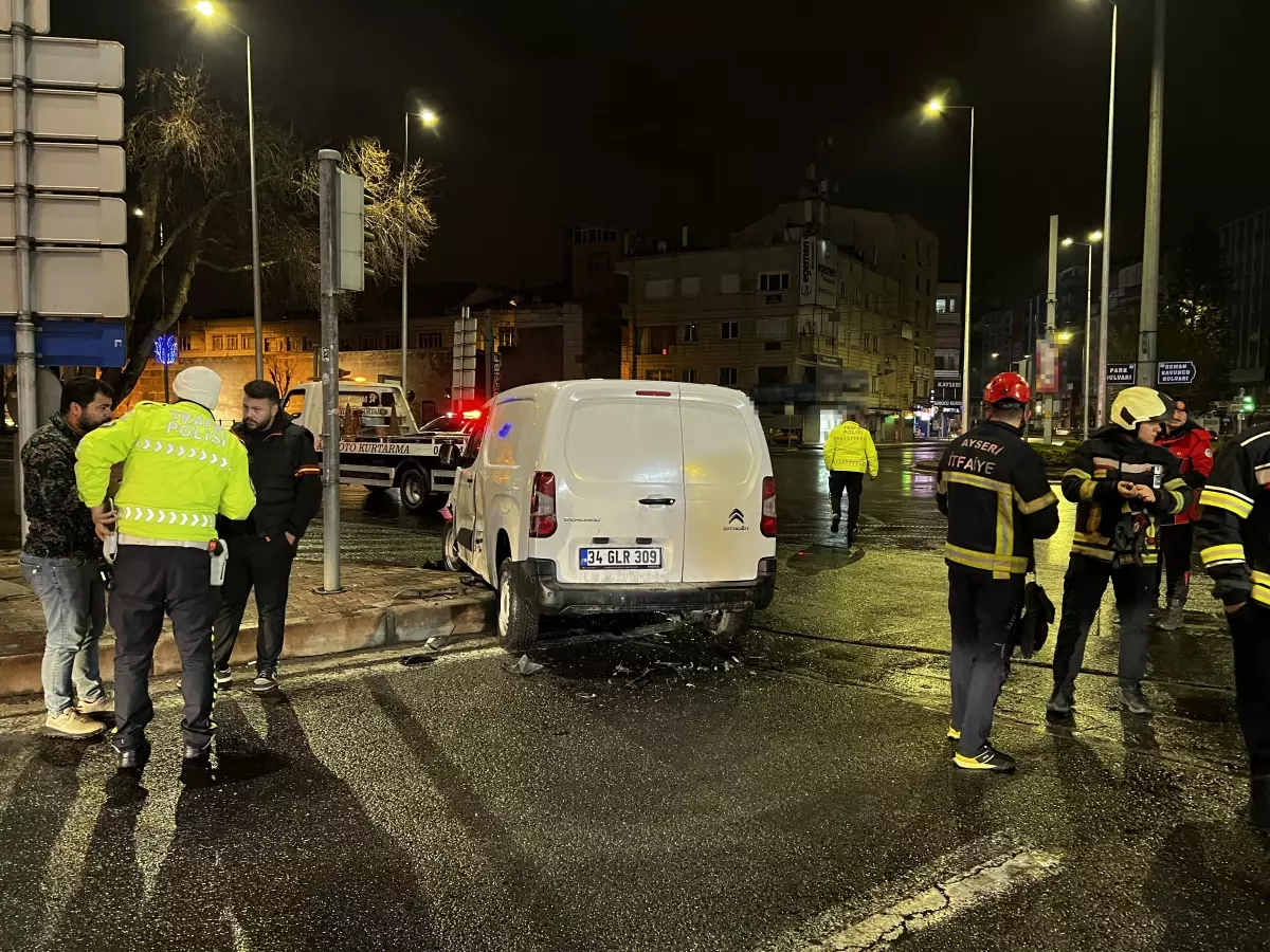 Kocasinan\'da Trafik Kazası: İki Sürücü Yaralandı