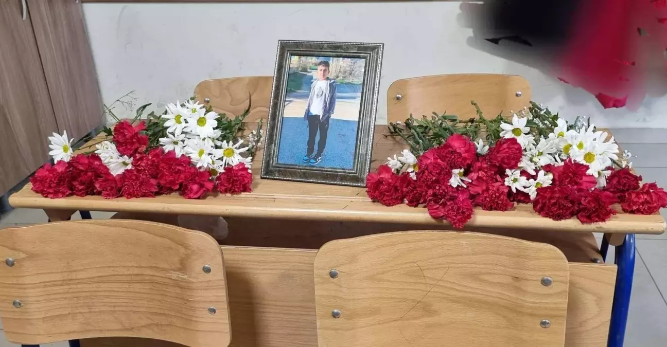 Kazada ölen Bülent Umut\'u arkadaşları, sırasına çiçek bırakıp andı