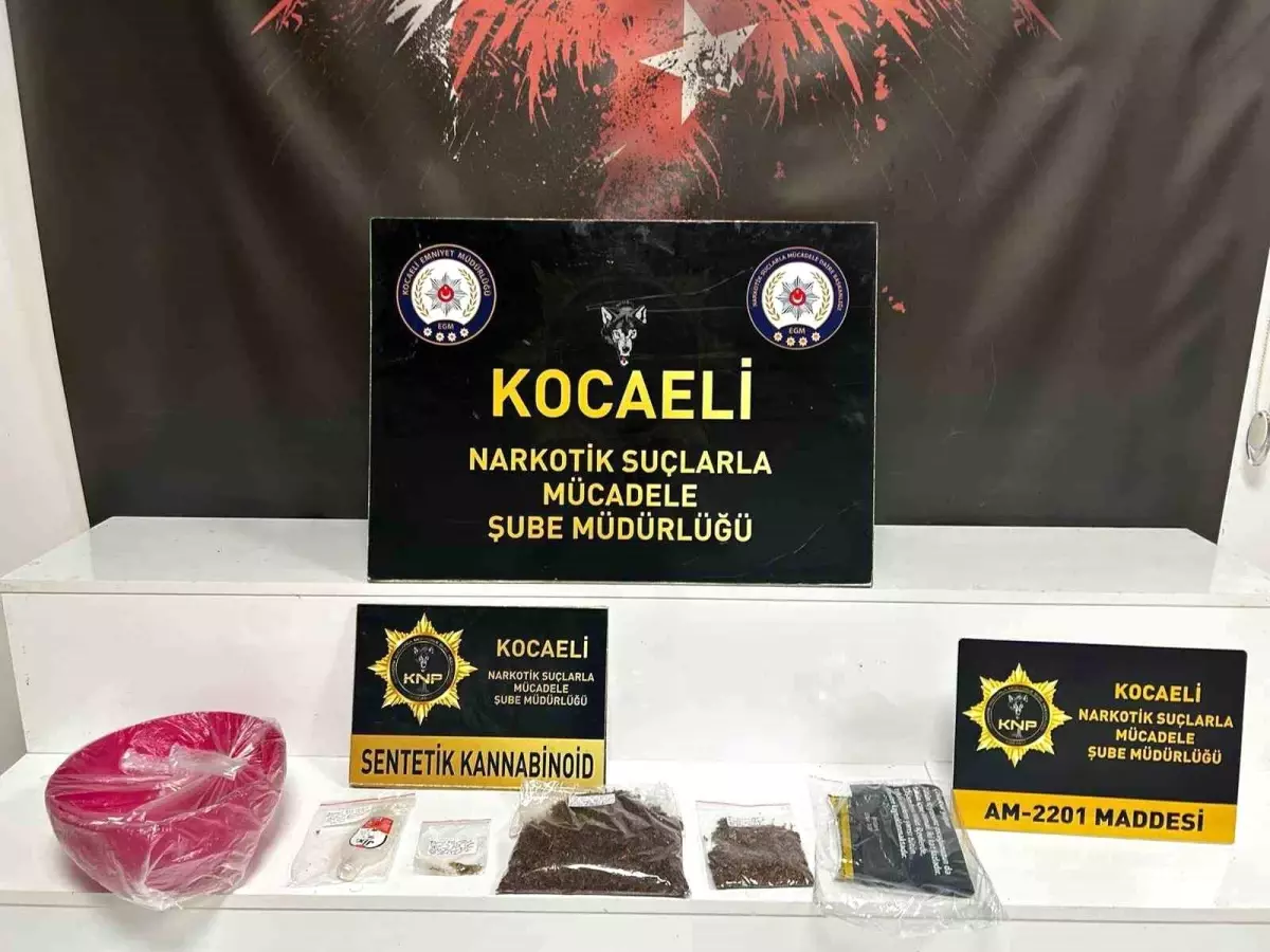 Kocaeli\'de Uyuşturucu Operasyonu: 4 Bin 920 Hap Ele Geçirildi