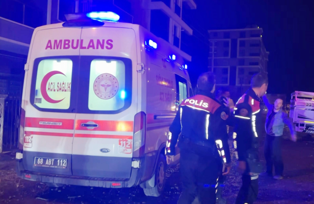 Oğul annesinin sevgilisini bıçakladı, anne ise polisi tokatladı