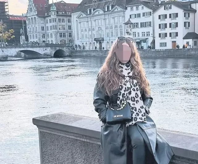 Özkan Yalım, birlikte basıldığı genç kadına açılış sunumunu yaptırmış