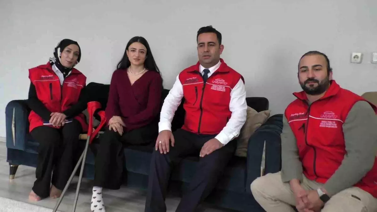 Protez bekleyen Tatvanlı Şevin\'e Fatma Şahin\'den destek