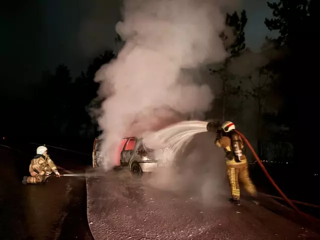 Bursa’da Alev Alan Otomobil Kullandılamaz Hale Geldi