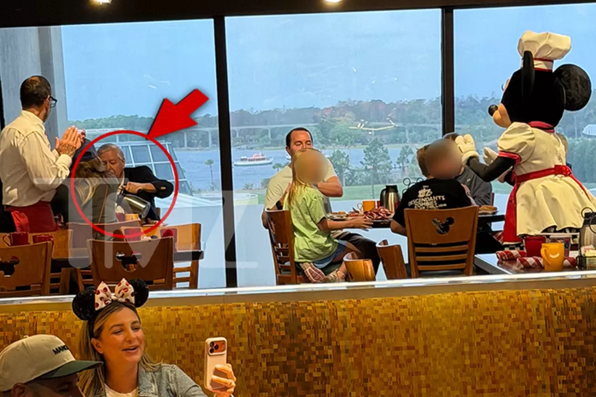 Skandal fotoğraf! Savaş çıkarıp soluğu Disney World\'de aldı