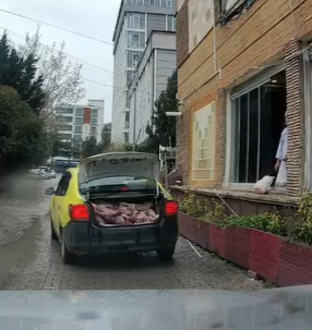 Akılalmaz görüntü! Taksi bagajında kilolarca et sevkiyatı