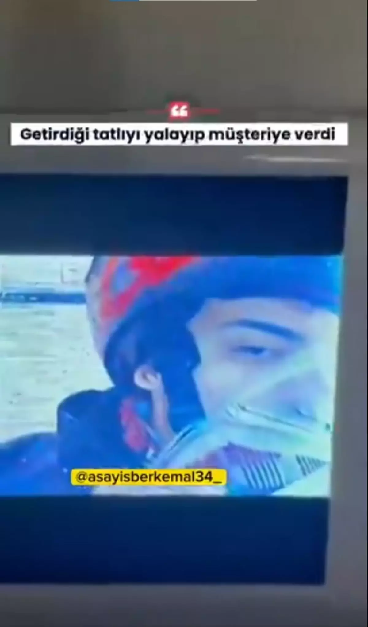 Tatlıyı önce yaladı, sonra müşteriye vermeye kalktı