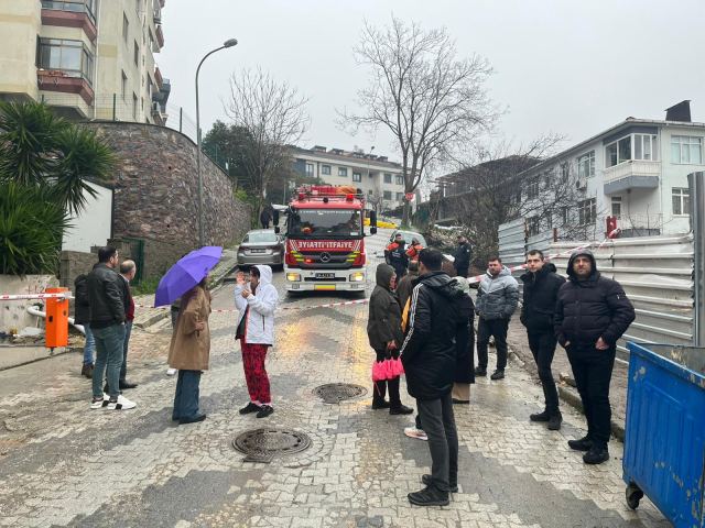 Üsküdar'da yol çöktü, otomobil çukura düştü