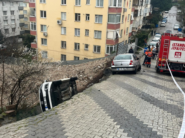 Üsküdar'da yol çöktü, otomobil çukura düştü