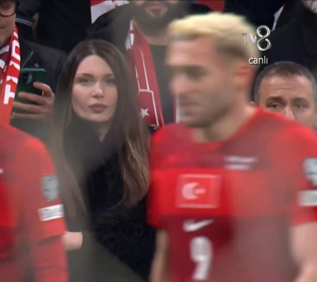 Viral olan genç kızdan 'Hayran bakış' yorumlarına sert tepki