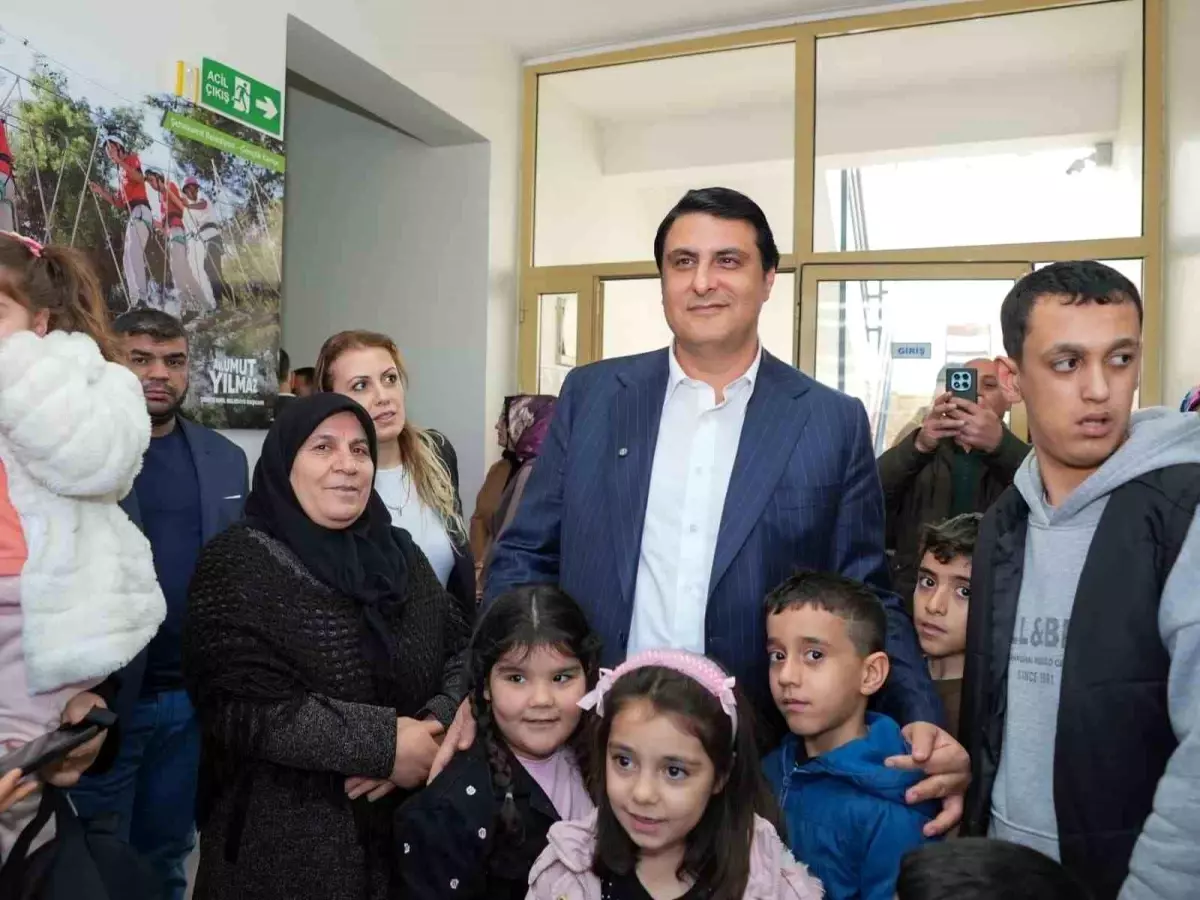 Yılmaz\'dan kadın ve çocuklara anlamlı ziyaret