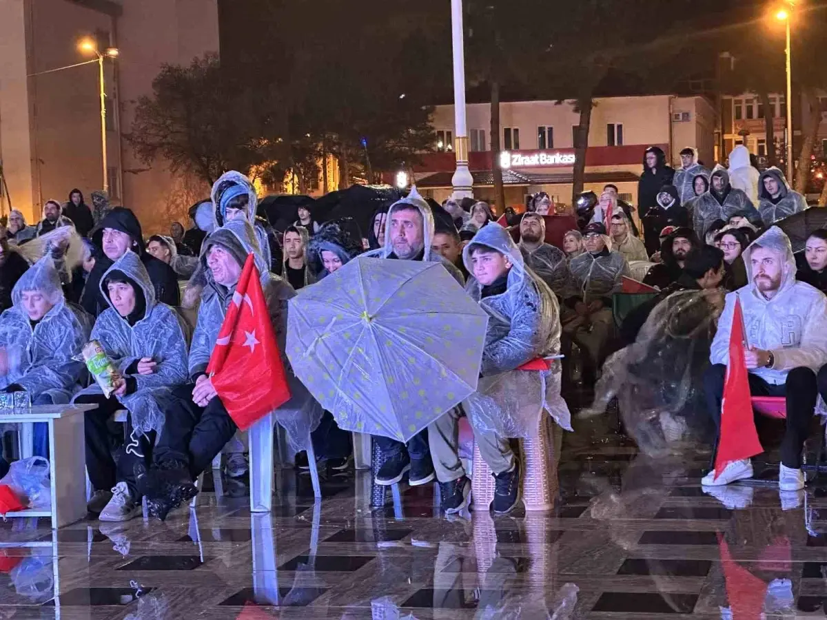 Çankırı\'da Yağmur Altında Futbol Coşkusu