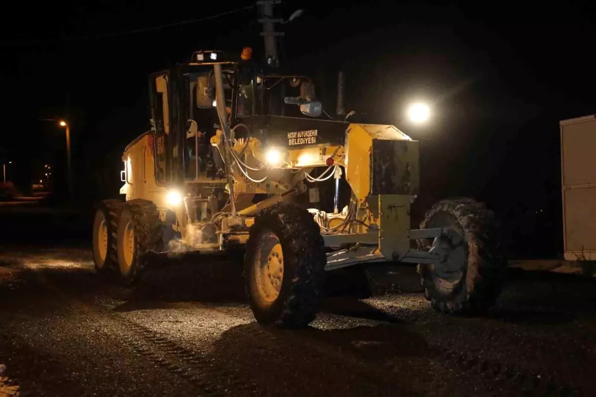 Antakya\'da yol bakım ve onarım çalışmaları sürüyor