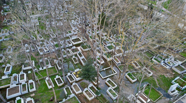 Arnavutköy'de mezarlık sular altında kaldı