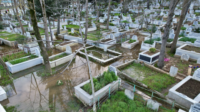 Arnavutköy'de mezarlık sular altında kaldı