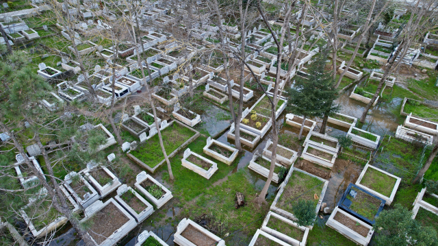 Arnavutköy'de mezarlık sular altında kaldı