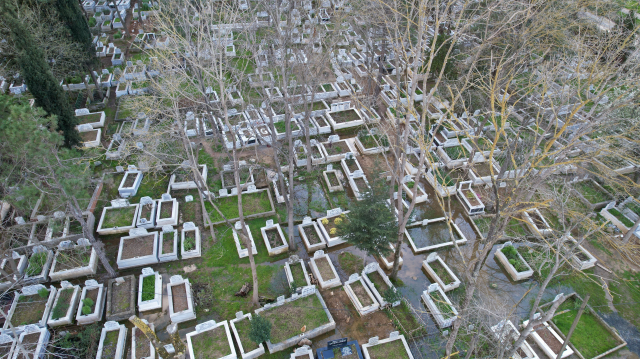 Arnavutköy'de mezarlık sular altında kaldı