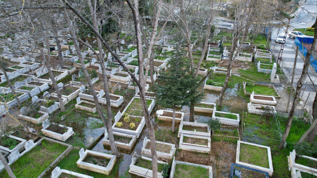 Arnavutköy'de mezarlık sular altında kaldı