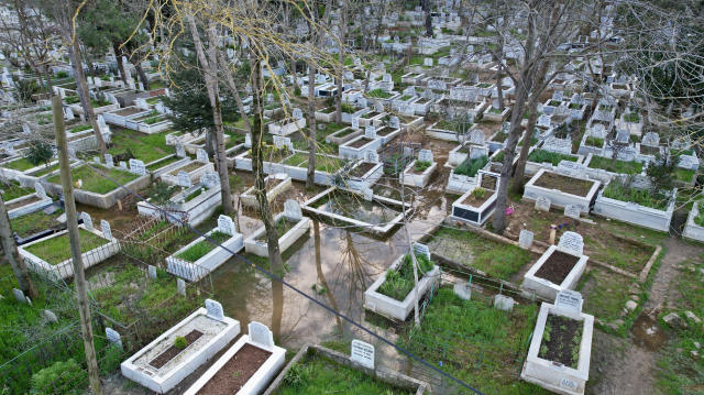 Arnavutköy'de mezarlık sular altında kaldı