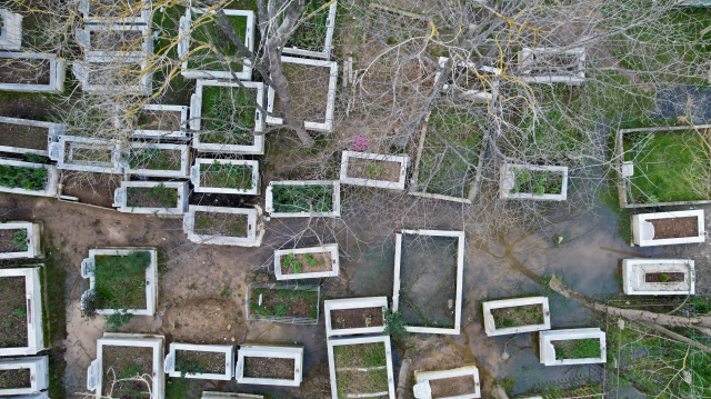 Arnavutköy'de mezarlık sular altında kaldı