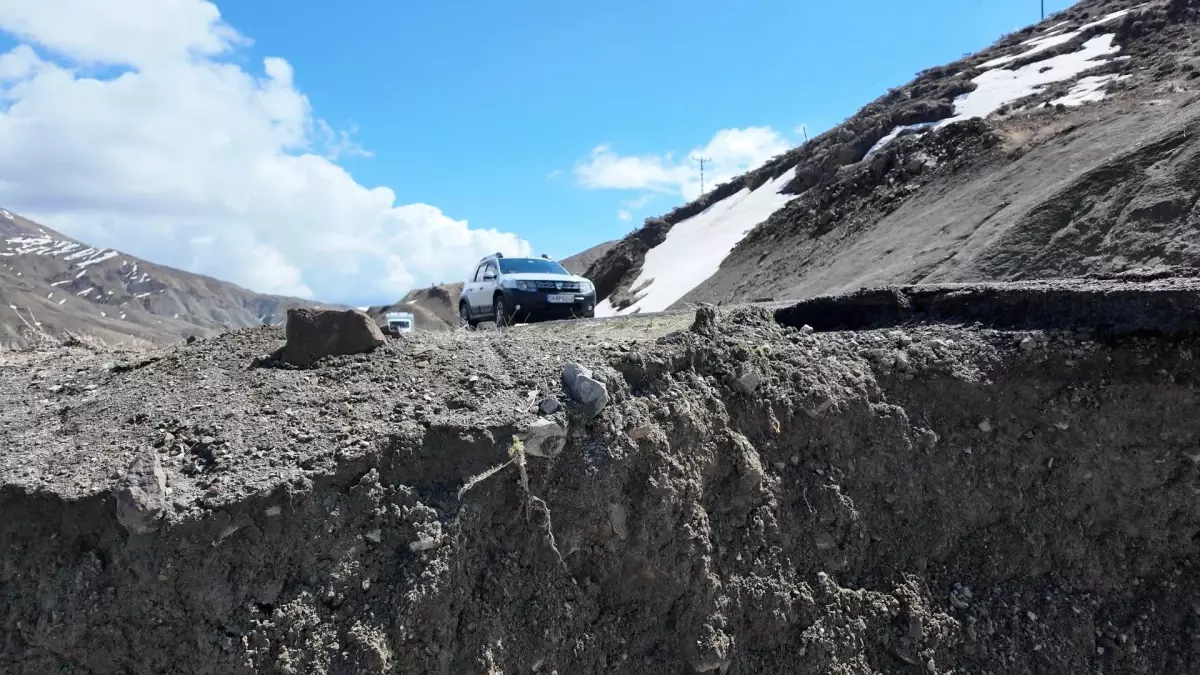 Bingöl\'de Yol Çöktü, Ulaşım Aksadı