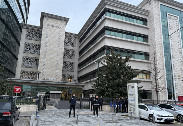 CHP'li Başkan Mustafa Bozbey ve ailesinin gözaltına alındığı anlar