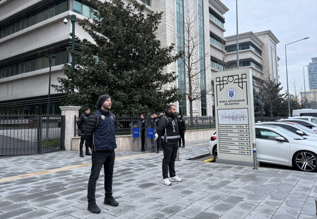 CHP'li Başkan Mustafa Bozbey ve ailesinin gözaltına alındığı anlar