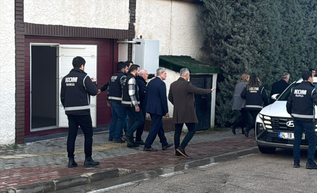 CHP'li Başkan Mustafa Bozbey ve ailesinin gözaltına alındığı anlar