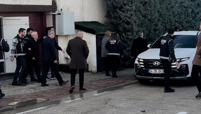 CHP'li Başkan Mustafa Bozbey ve ailesinin gözaltına alındığı anlar