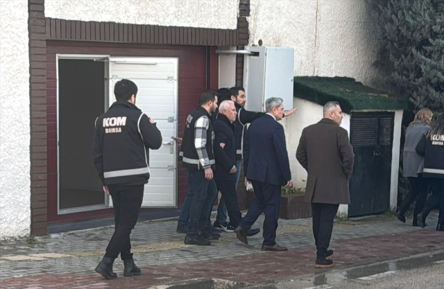 CHP'li Başkan Mustafa Bozbey ve ailesinin gözaltına alındığı anlar