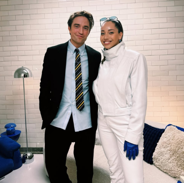 Dünyaca ünlü yıldızla aynı karede! <a class='keyword-sd' href='/ozge-ozacar/' title='Özge Özacar'>Özge Özacar</a>'dan Robert Pattinson paylaşımı