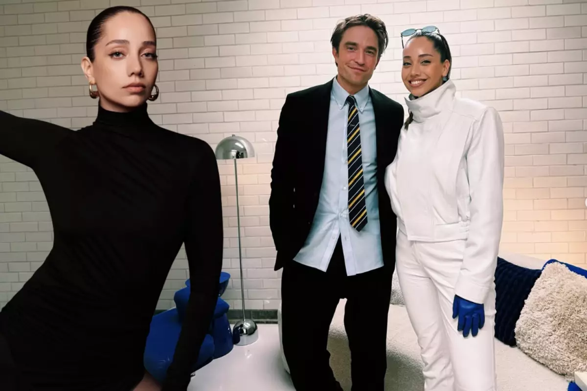 Dünyaca ünlü yıldızla aynı karede! Özge Özacar\'dan Robert Pattinson paylaşımı