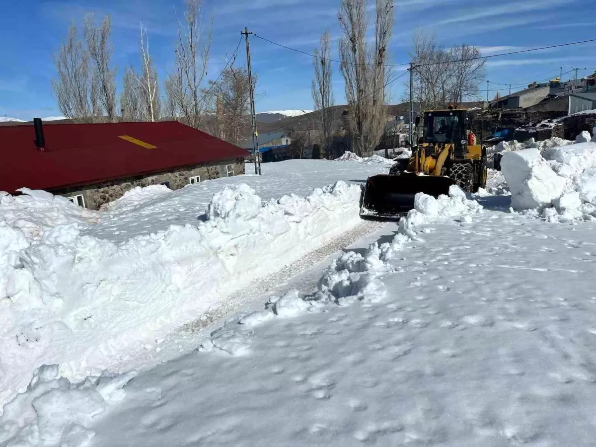 Erzurum\'da karla mücadele devam ediyor