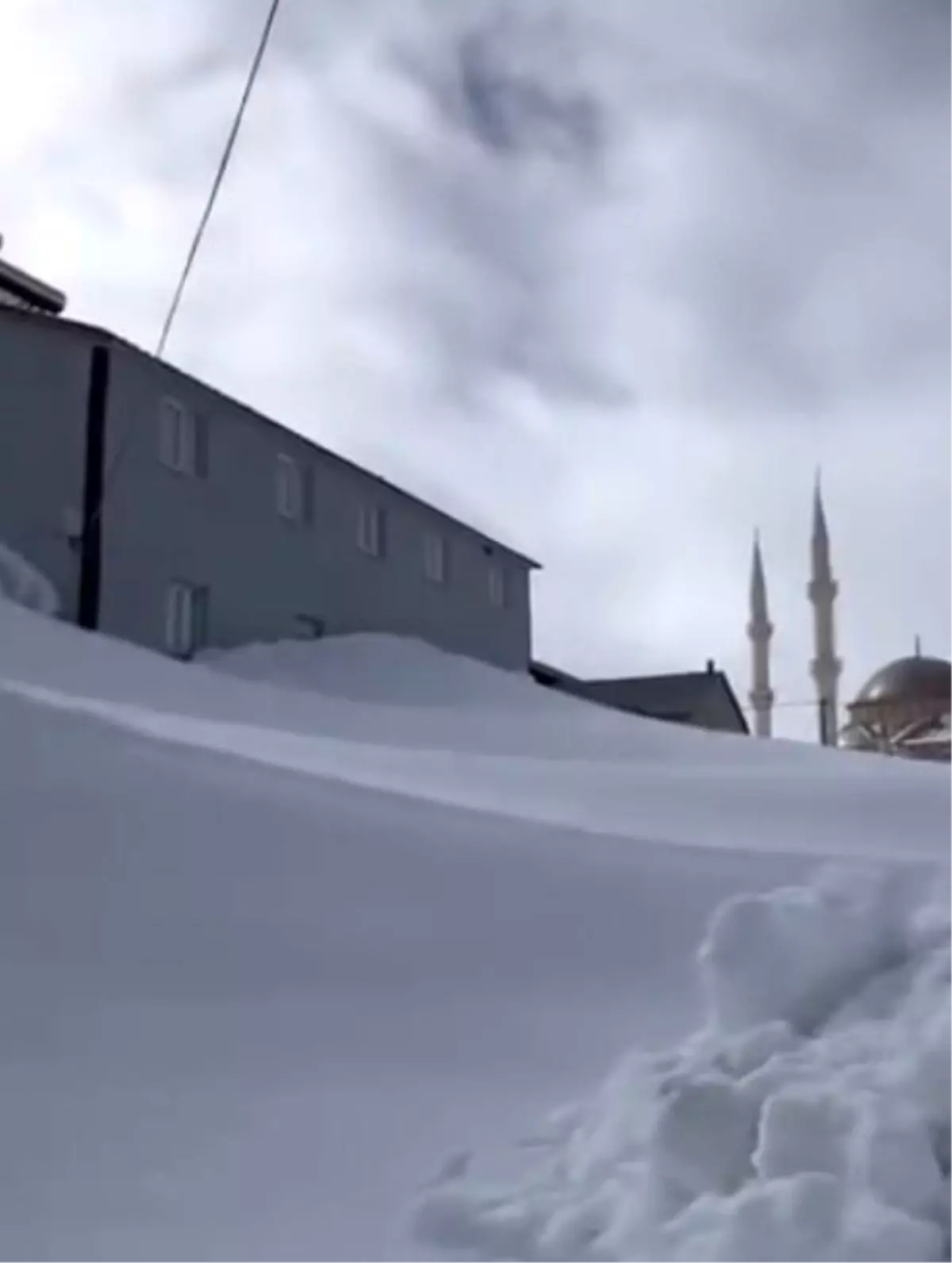 Kazıkbeli Yaylası\'nda Kar Kalınlığı Ev Boyuna Ulaştı