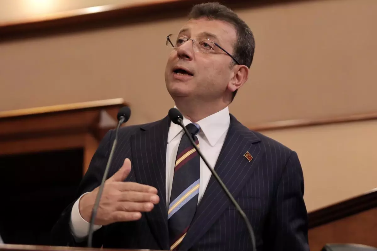 İmamoğlu\'na mahkemede gizlice verilen not, duruşma salonunda unutuldu