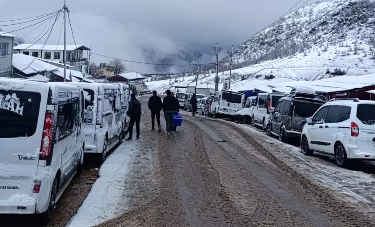 Sınırda Araçlar Gümrükte Mahsur Kaldı