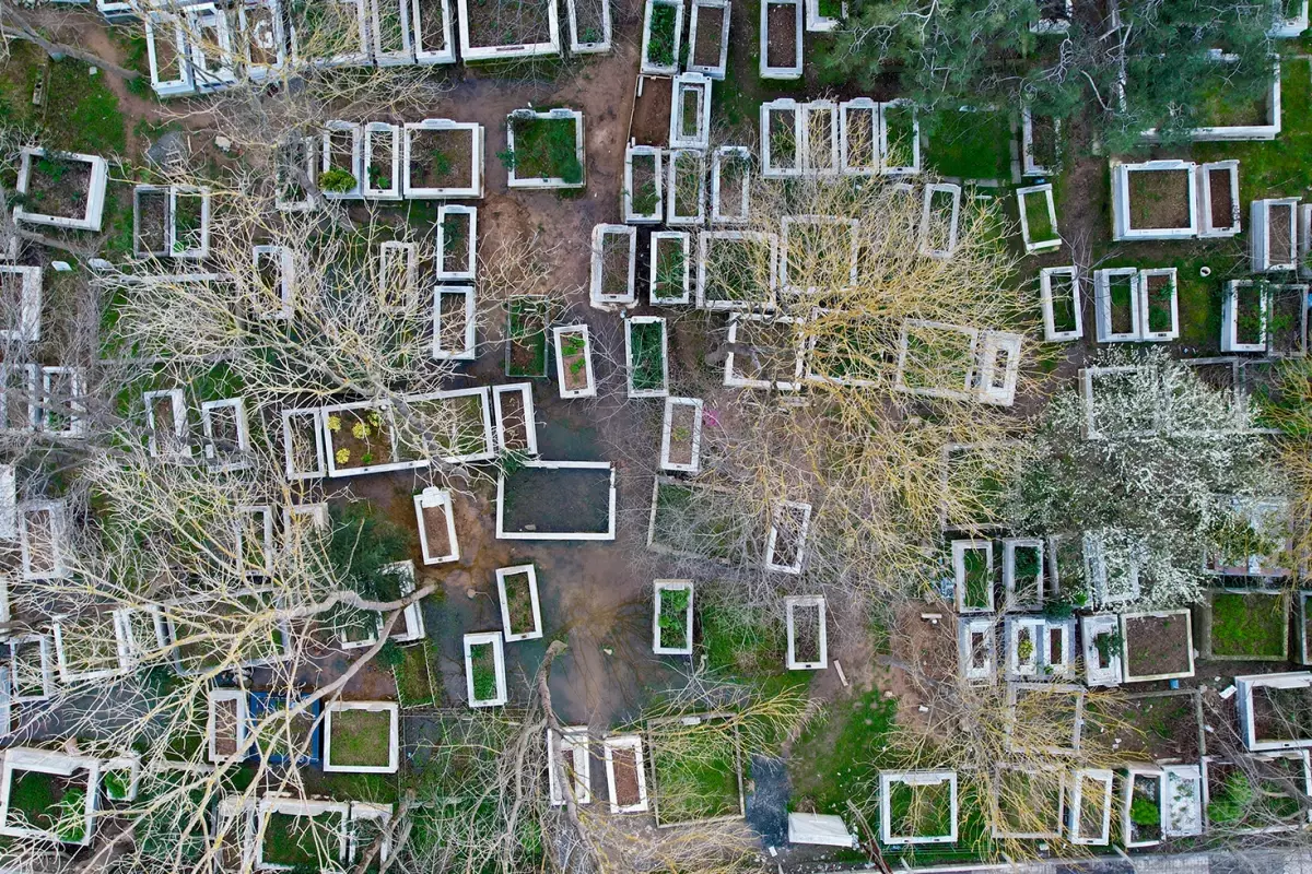 Arnavutköy\'de mezarlık sular altında kaldı