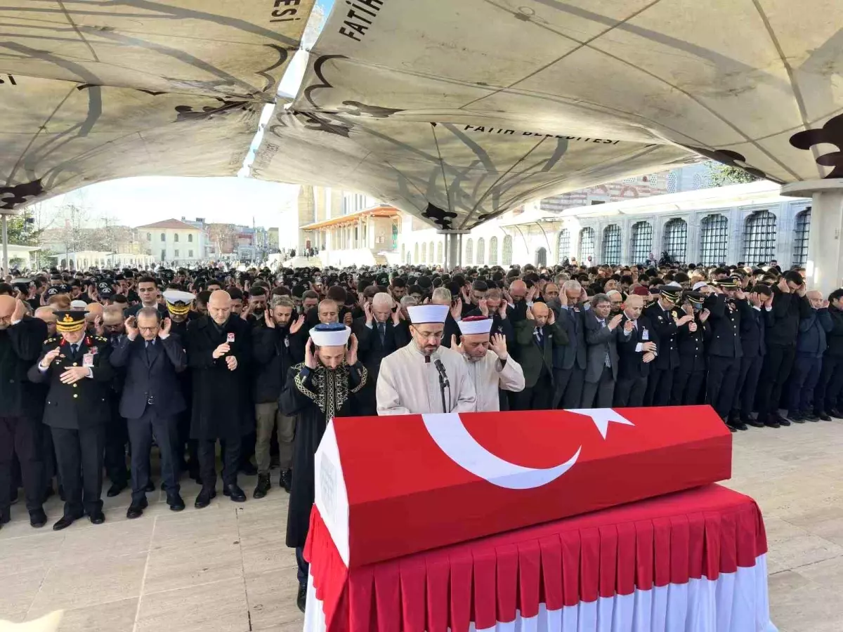İstanbul\'daki kazada şehit olan polis memuru son yolculuğuna uğurlandı