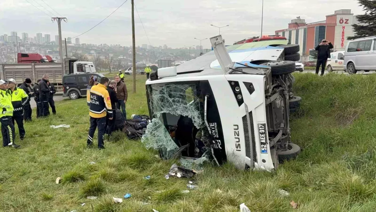 İstanbul\'dan yarışmadan dönen öğrencileri taşıyan midibüs şarampole devrildi: 9\'u öğrenci 15 yaralı