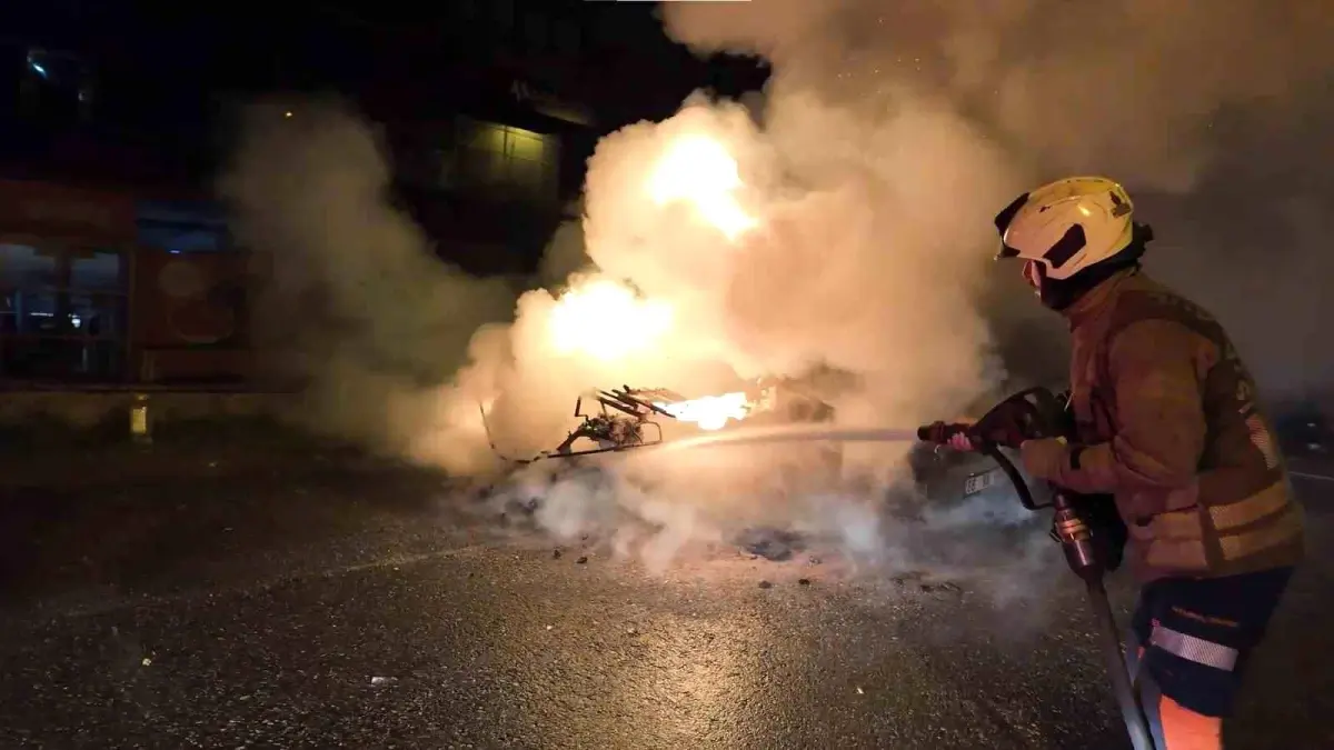 Fikirtepe\'de Motosiklet Yangını Otomobile Sıçradı