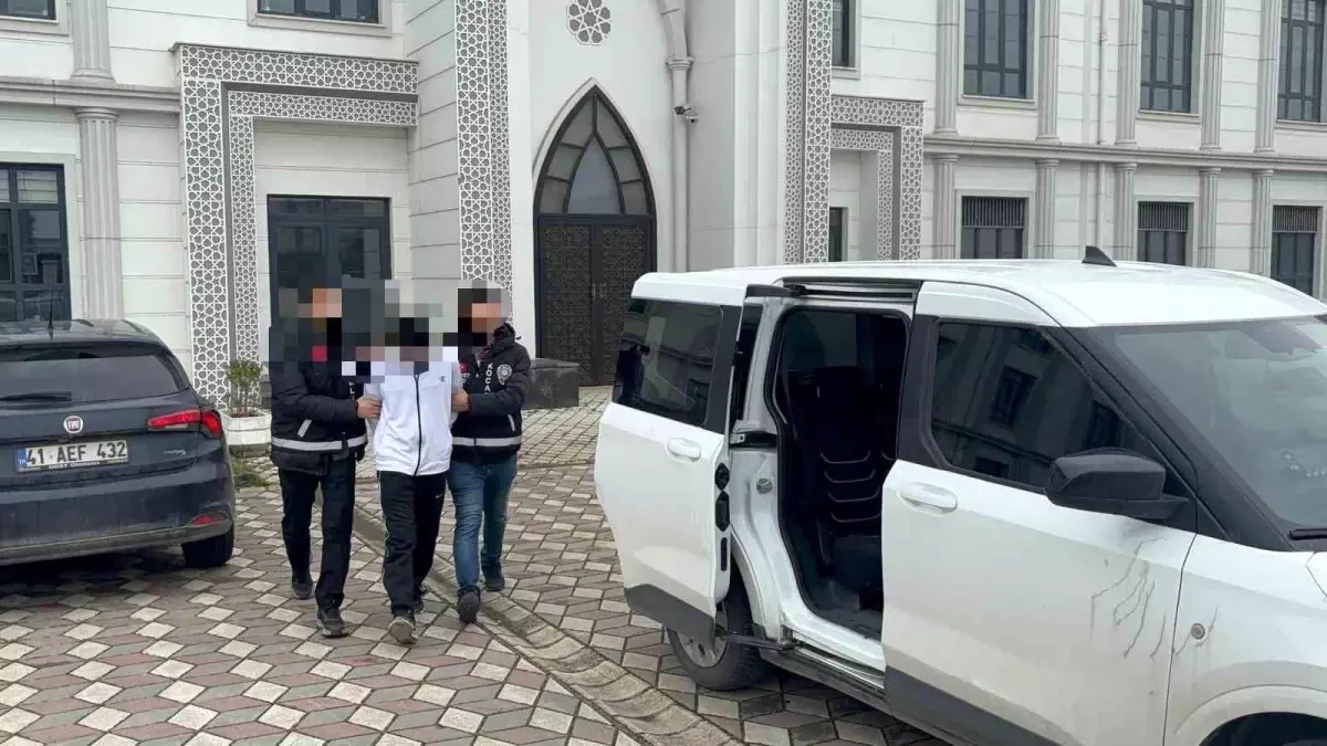 Kocaeli\'de Bıçaklı Kavga: 17 Yaşındaki Genç Öldü