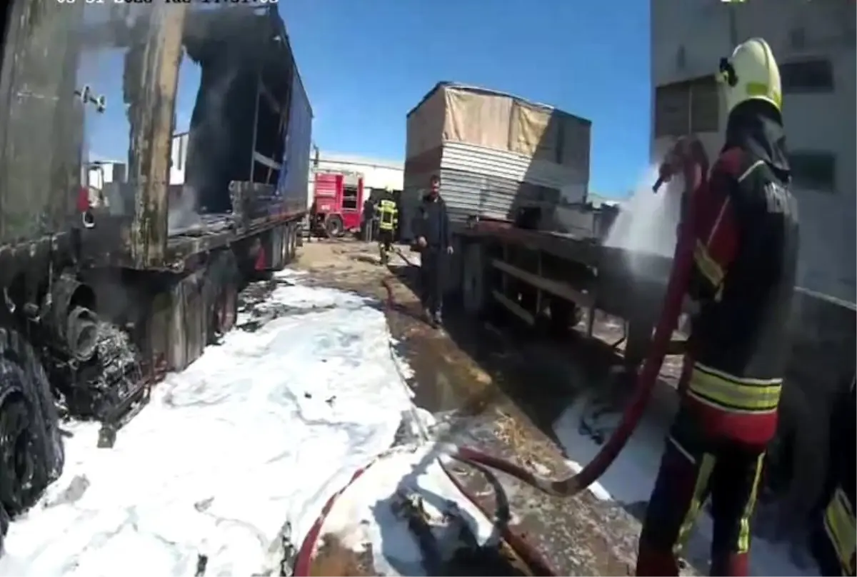 Mersin\'de yangın, tırlar hurdaya döndü