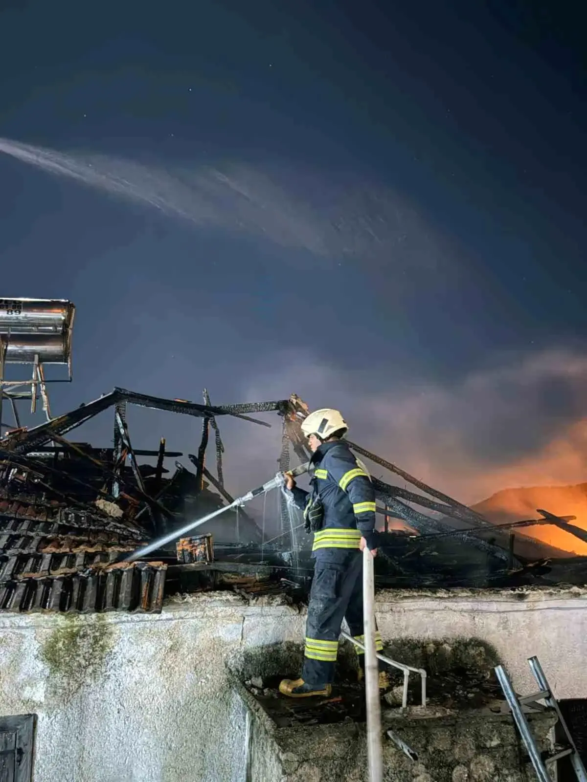 Milas\'ta çatı yangını