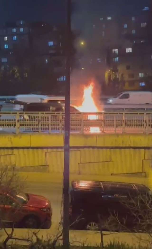 Okmeydanı'nda ticari takside yangın: Yolcular son anda tahliye edildi