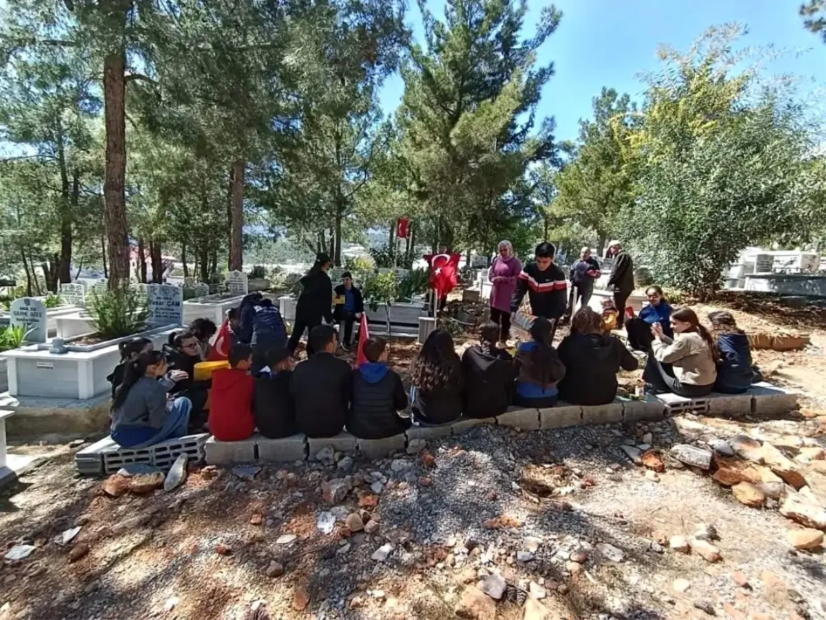 Öğrenciler Şehit Polis Yabalak\'ı Andı