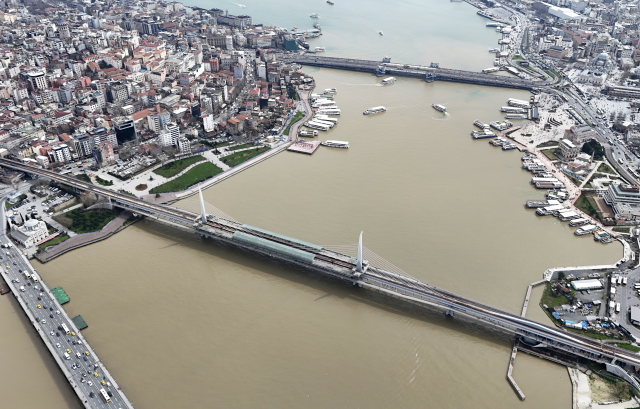 Sağanak sonrası İstanbul Boğazı'ndaki renk değişimi havadan görüntülendi